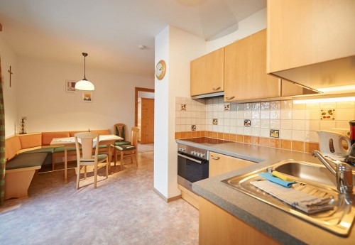 Wohnküche mit großer Kochzeile und Essbereich in der Ferienwohnung Sonnseiten