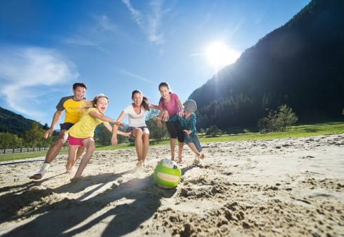 Spaß und Action mit der Familie am Beachvolleyballplatz in Flachau © Flachau Tourismus