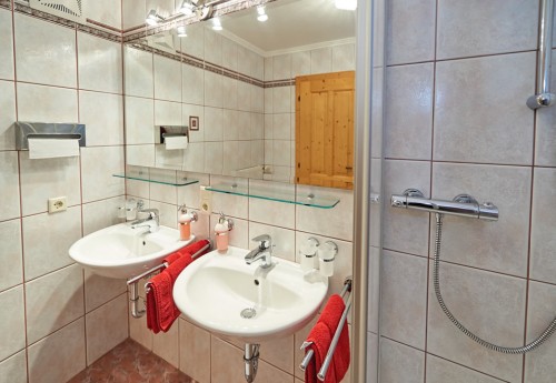 Geräumiges Badezimmer mit 2 Waschbecken und Dusche